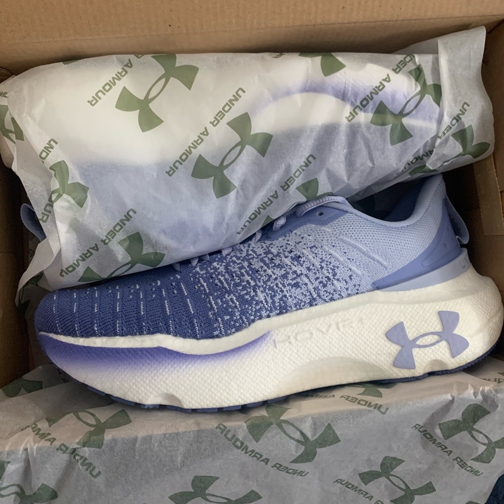 NEW IN BOX Under Armour Infinite Elite, Womens 9